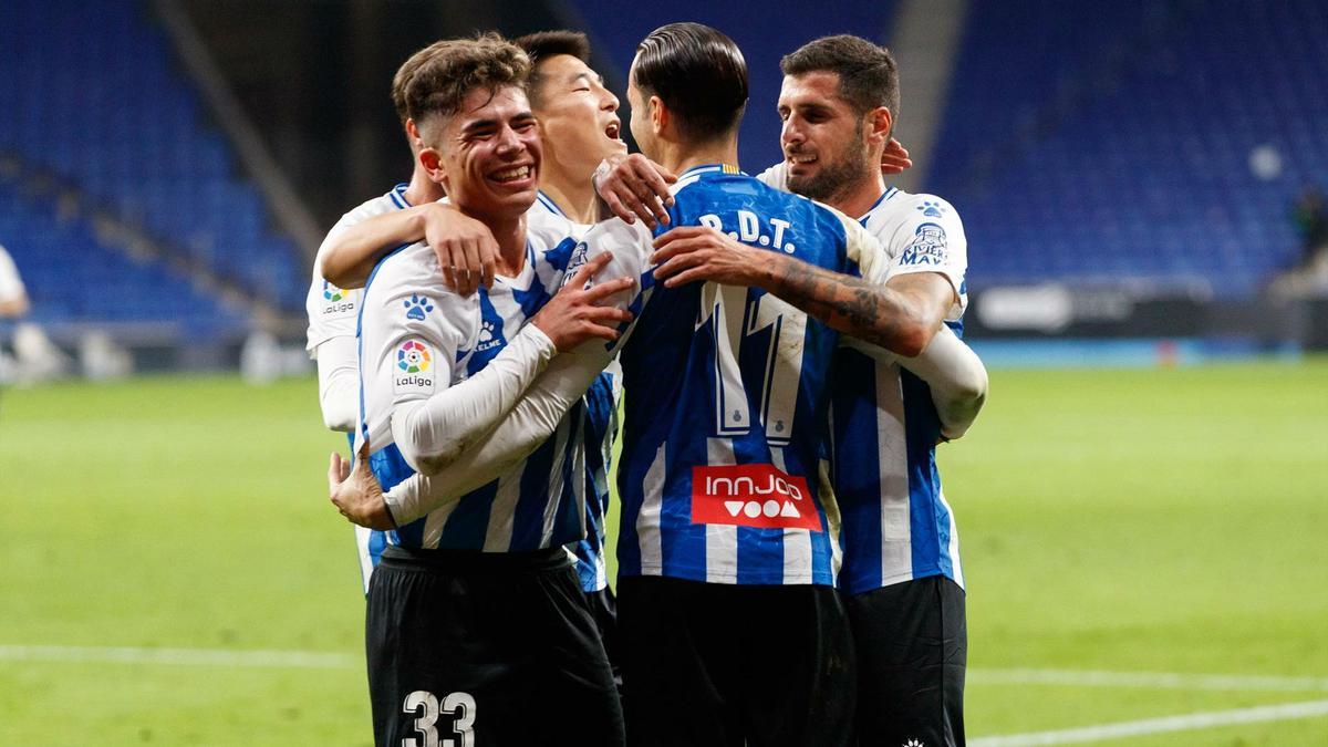 Raúl De Tomás celebra con sus compañeros el 1-0 ante el Almería