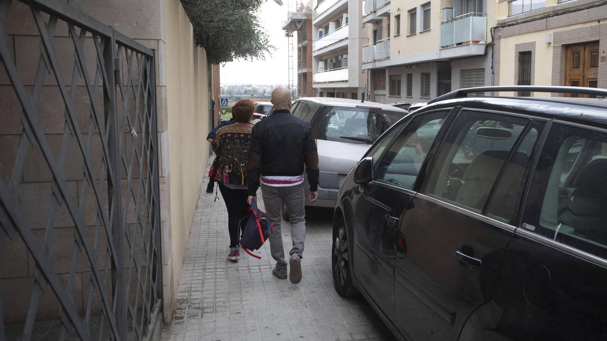 Dos peatones por la acera de la calle Mariano Benlliure de Paterna