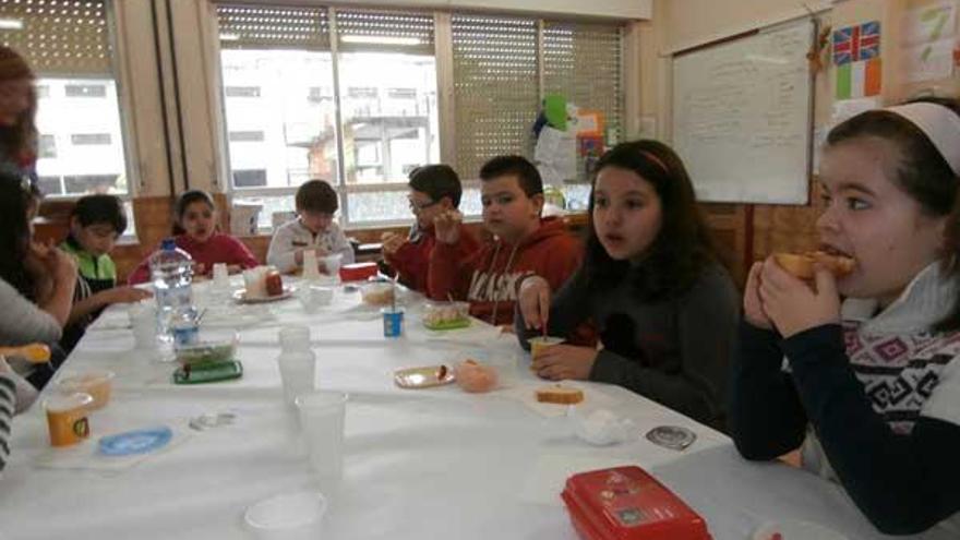 Los alumnos del Alejandro Casona. en pleno desayuno saludable.