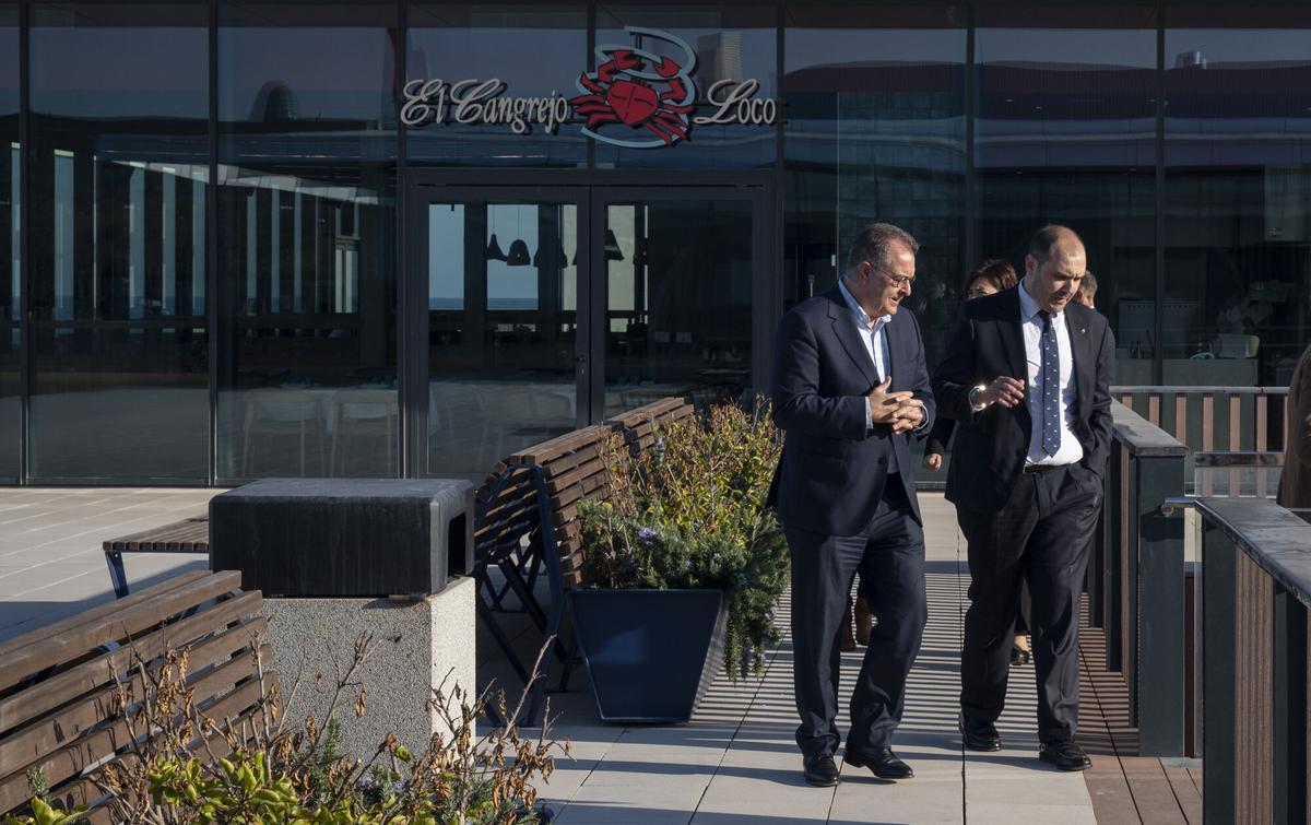 Reunión del comité editorial de El Periódico en el restaurante El Cangrejo Loco en el balcón gastronómico del Port Olímpic, con presencia del conseller de presidència, Albert Dalmau, junto al director de El Periódico, Albert Sáez, y la directora adjunta, Gemma Martínez, entre otros.