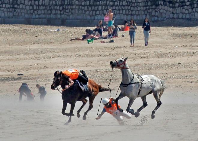 La riosellana playa de Santa Marina acoge hoy la tradicional carrera de caballos, que se celebra desde hace 30 años en la Semana Santa.