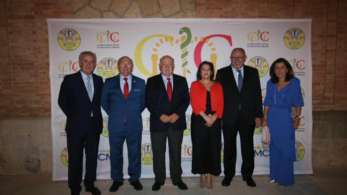 El acto del Colegio de Médicos se ha desarrollado en el salón de actos del Rectorado de la Universidad de Córdoba.