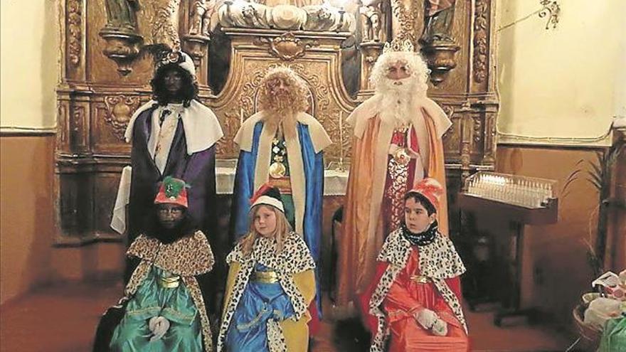 Los Reyes Magos reparten ilusión por toda la comarca