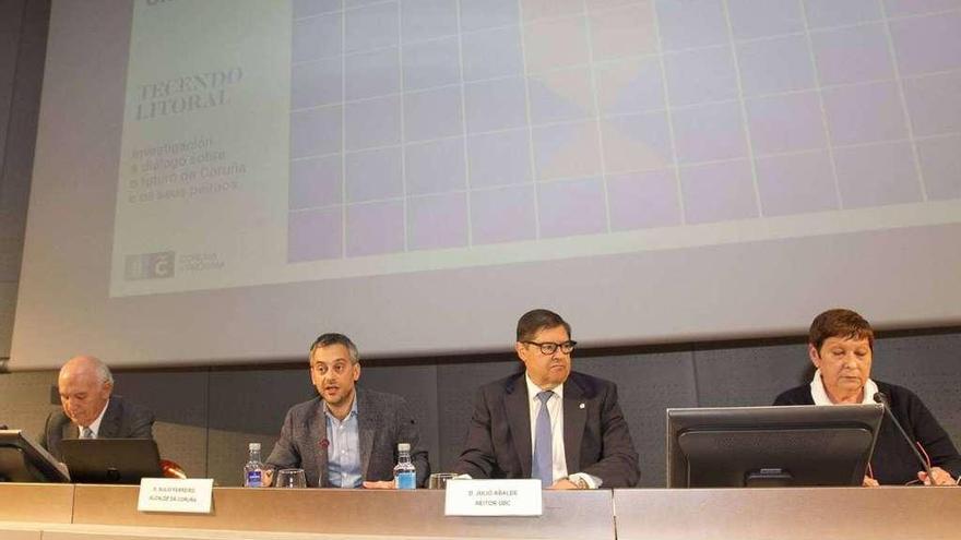 Fontenla, Ferreiro, Abalde y Varela ayer en la mesa inaugural del foro &#039;Tecendo Litoral&#039;.