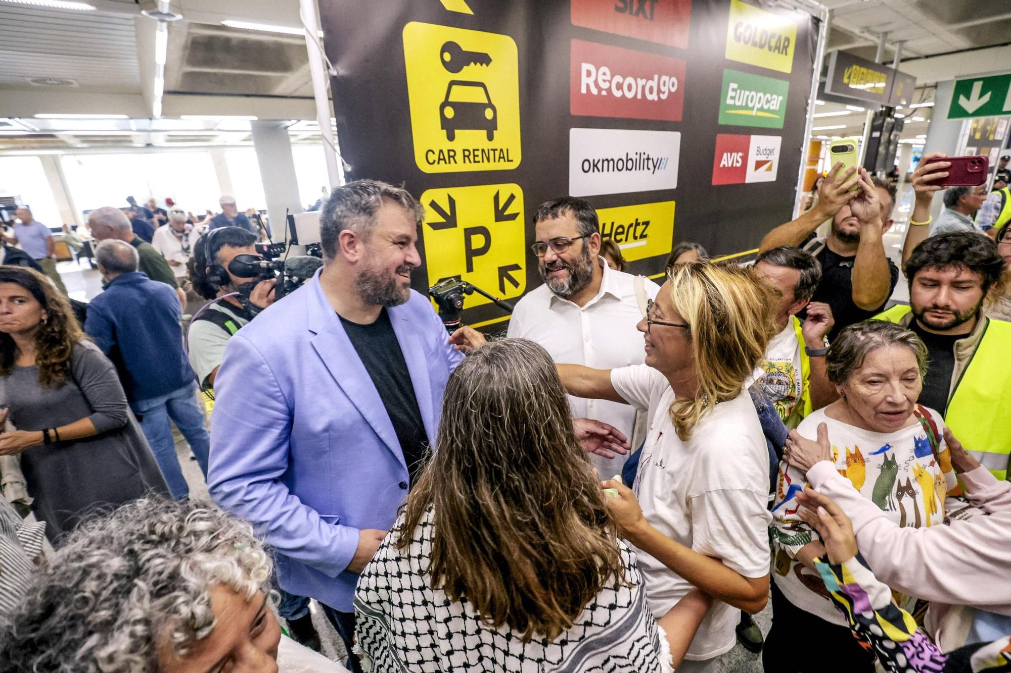 La llegada de Reyes Rigo, Lucía Muñoz y Alejandra Martínez al Aeropuerto de Palma en imágenes