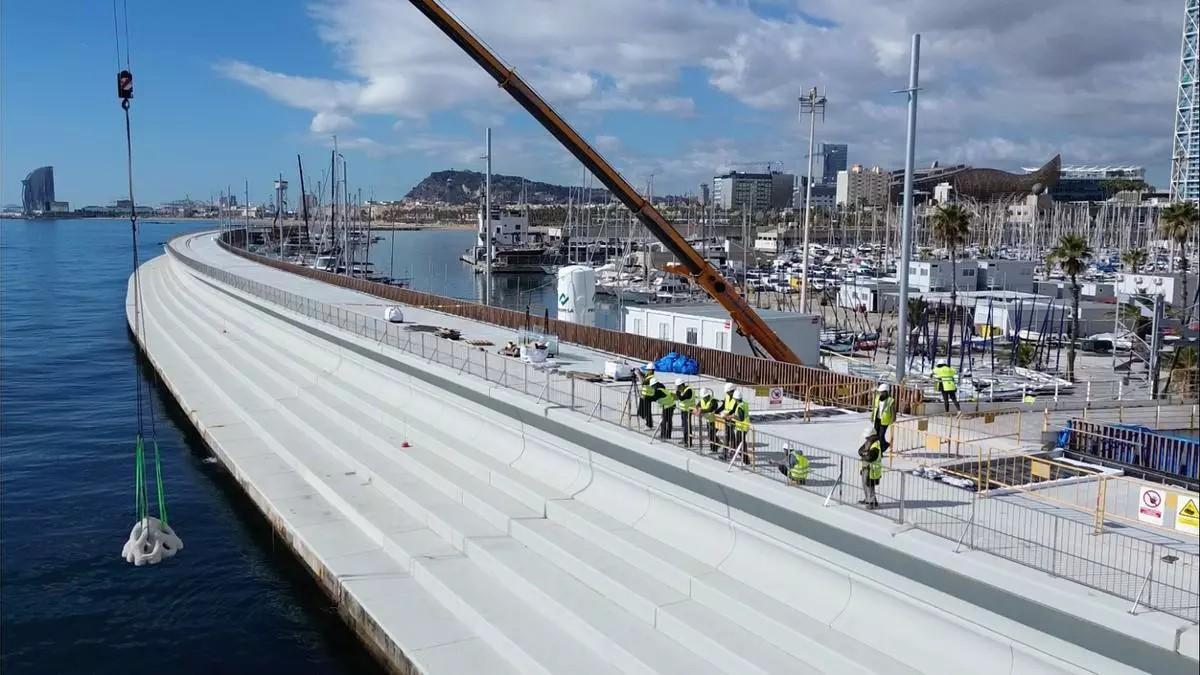 Colocación de estructuras regenerativas de biodiversidad marina de Underwater Gardens en el Dic de Recer del Port Olímpic