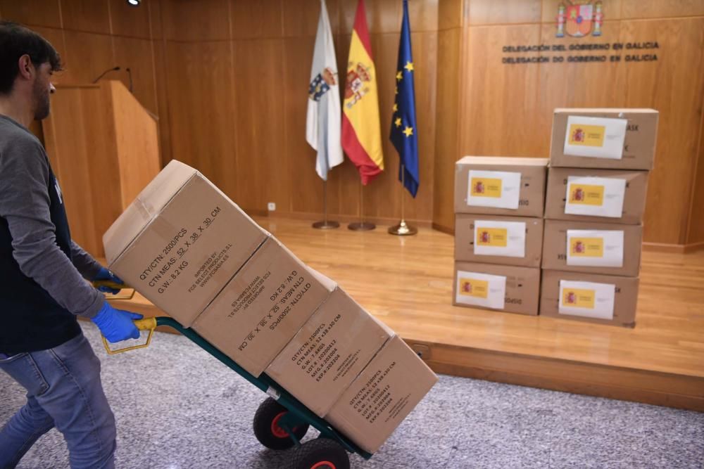 Solo en la provincia de A Coruña, se ha procedido a la distribución de más de 200.000 mascarillas con lo que se ha puesto en marcha la segunda fase del operativo dispuesto por el Gobierno.