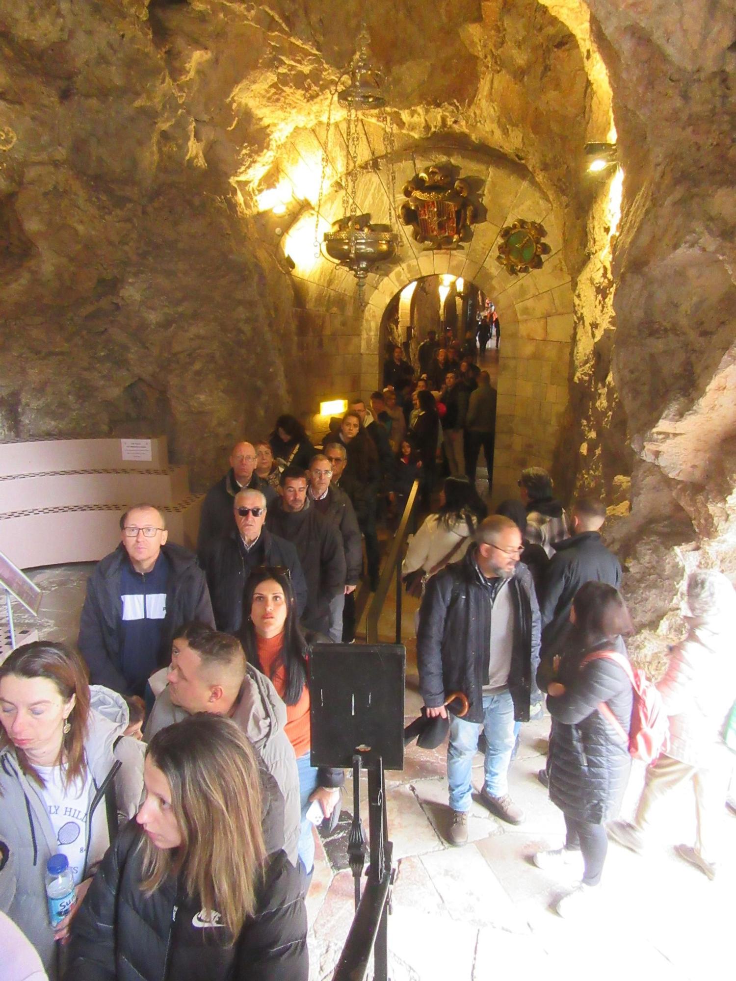 Cientos de personas se congregan en Covadonga este Viernes Santo