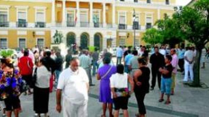 Un centenar de vendedores del mercadillo sacan a la calle sus reivindicaciones