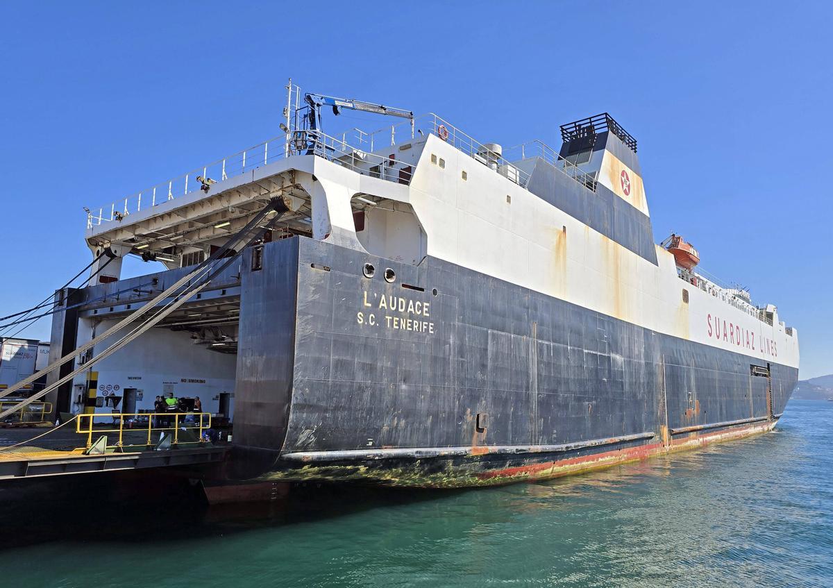 El «L'Audace» durante su mantenimiento en la terminal Ro-Ro de Bouzas