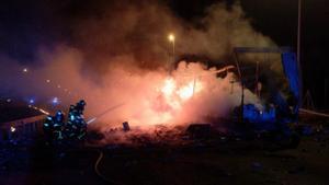 Estalla y arde un camión con sprays de pintura y neumáticos en A-6 a la altura de La Rozas