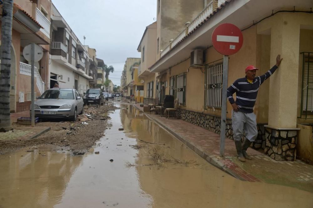 Los vecinos tratan de limpiar sus casas y las calles