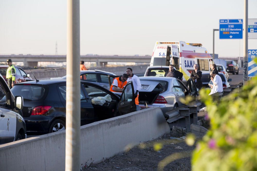 Accidente en la V-30 provoca retenciones de varios kilómetros