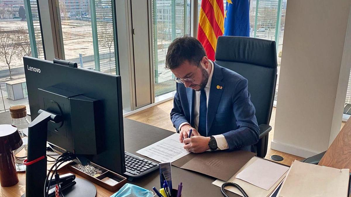 El vicepresident amb funcions de president, Pere Aragonès, signa el decret de convocatòria