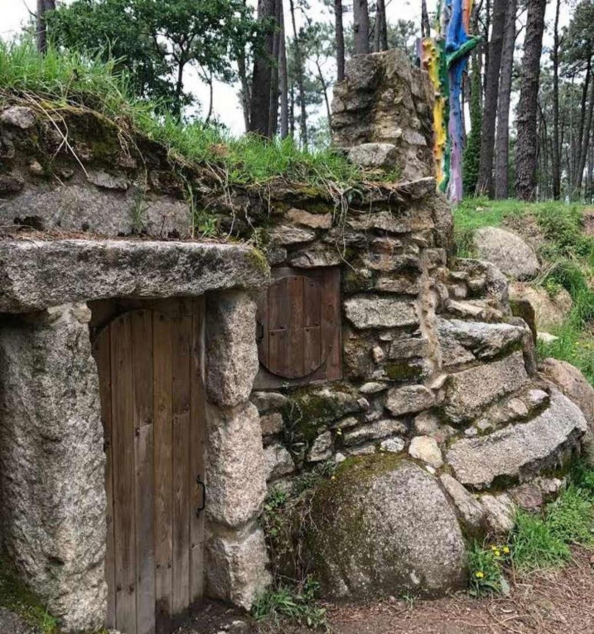 La Aldea Grobit, los burros y los senderos contribuyen a la revitalización de A Toxa