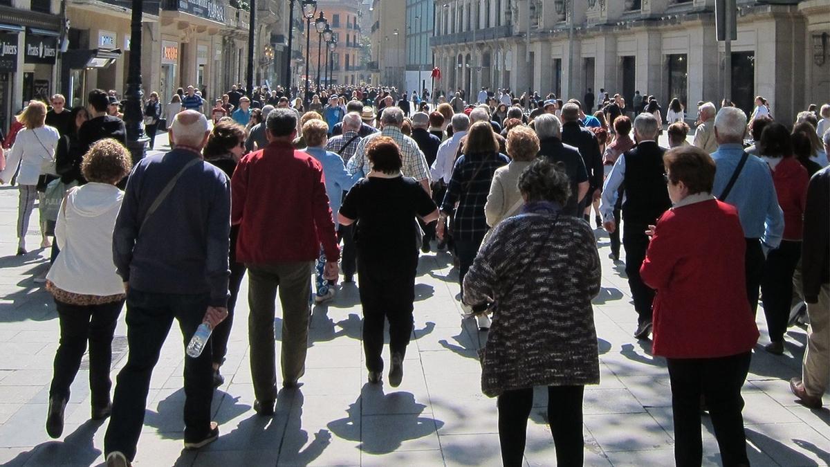 Gente paseando por la calle.