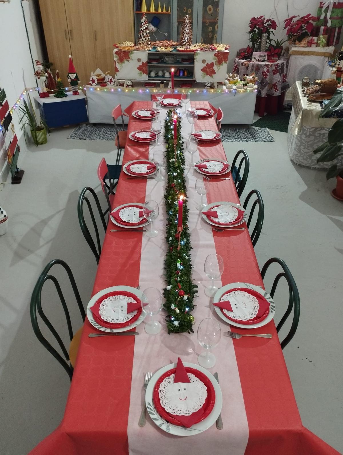 Mesa con decoración navideña en casa de María Agustina Soto.