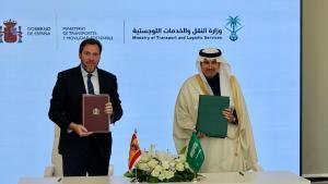El ministro de Transportes y Movilidad Sostenible, Óscar Puente, tras reunirse con el ministro saudí de Transportes y Servicios Logísticos, Saleh bin Nasser Al-Jasser, en Riad.
