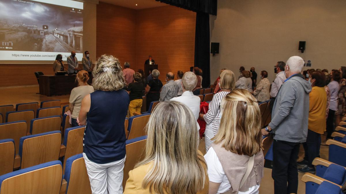 Minuto de silencio por los doce compañeros que han fallecido por el covid, ayer en el acto de Cáceres.