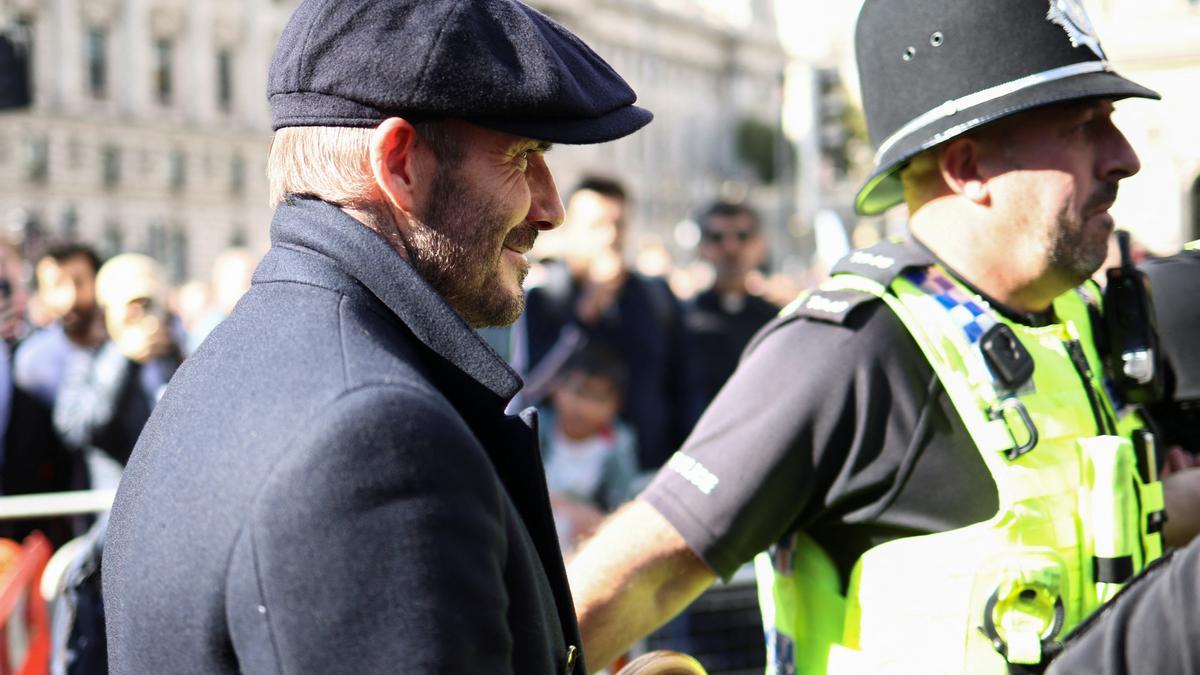 David Beckham presenta sus respetos a la reina Isabel II tras guardar 13 horas de cola