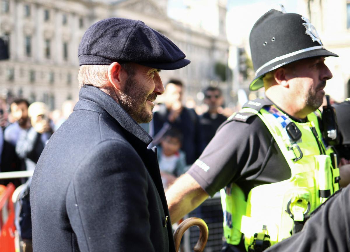 David Beckham presenta sus respetos a la reina Isabel II tras guardar 13 horas de cola