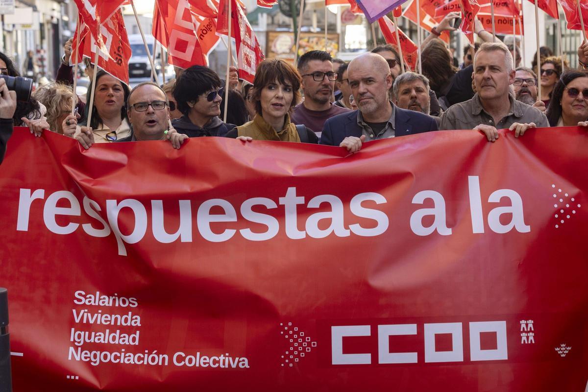 El líder nacional de CC OO, Unai Sordo, estuvo en la protesta en Murcia junto a Teresa Fuentes, este jueves.