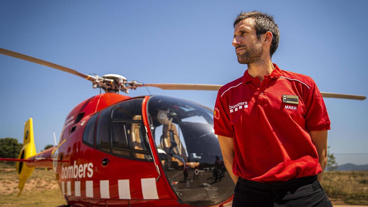 Ricard Costa davant un dels helicòpters de comandament, amb base al parc de Manresa