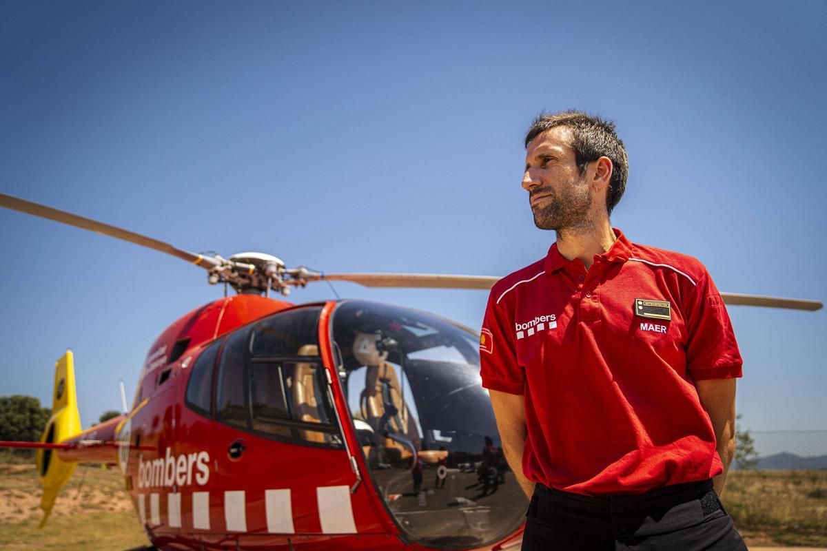Ricard Costa davant un dels helicòpters de comandament, amb base al parc de Manresa
