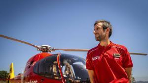 Ricard Costa davant un dels helicòpters de comandament, amb base al parc de Manresa