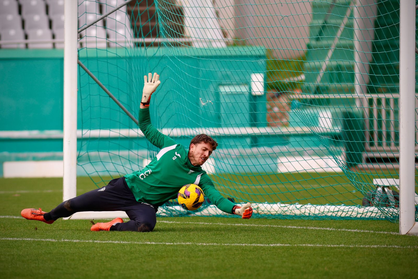 El Córdoba entrena ante su afición en El Arcángel