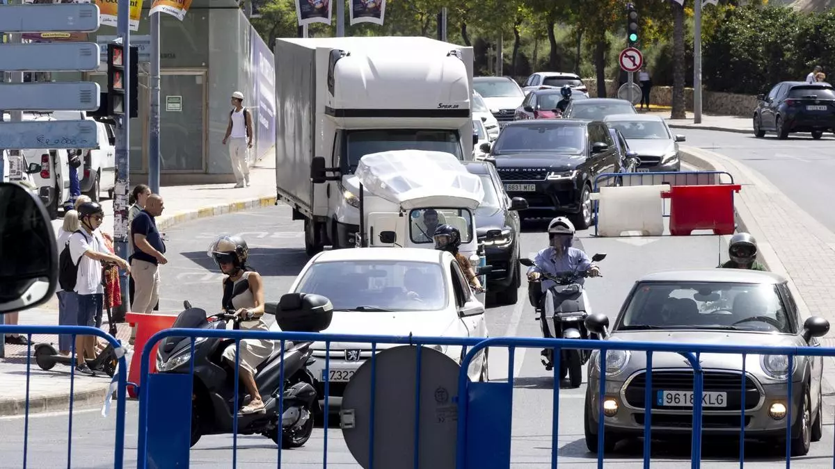Ocho días entre vallas por las Hogueras en el centro de Alicante