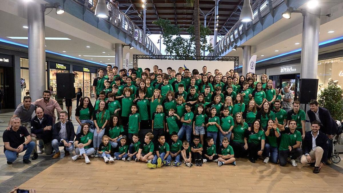 Foto de familia del NiE Gandia con las autoridades en la presentación