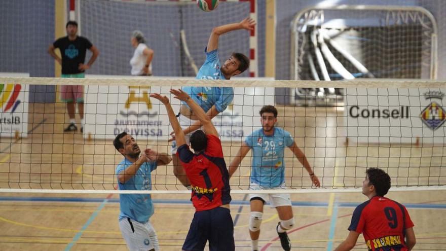 Una acción de ataque de la UD Ibiza Volley, ayer frente al CV Sóller.