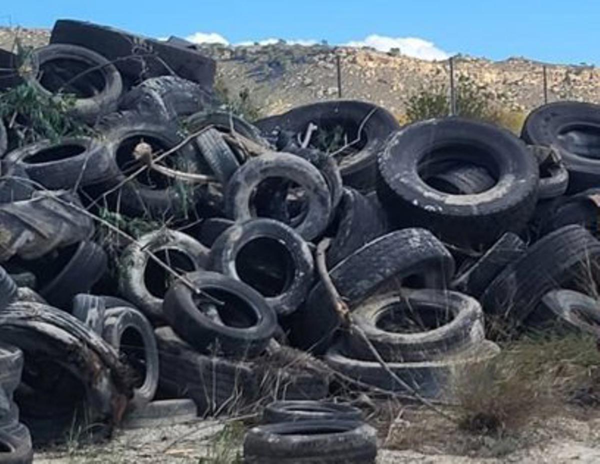 Neumaticos acumulados en el paraje de La Llana que ya han sido retirados