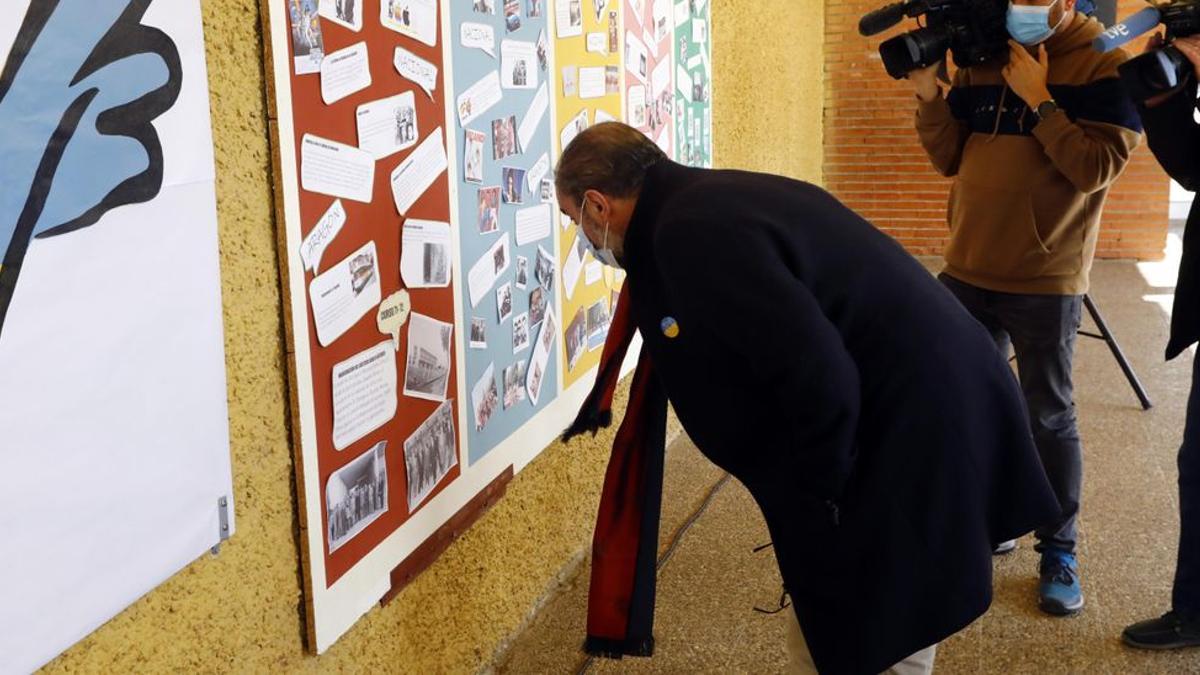 Javier Lambán observa un mural en el patio del colegio Gustavo Adolfo Becquer, en Garrapinillos./  JAIME GALINDO