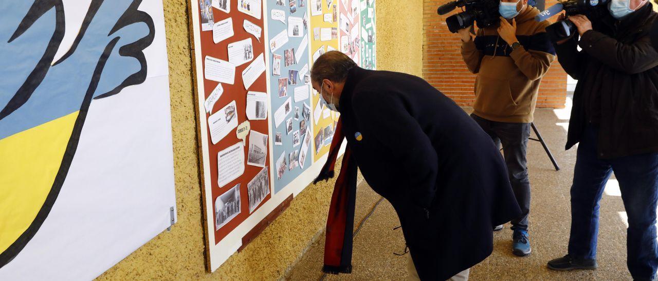 Javier Lambán observa un mural en el patio del colegio Gustavo Adolfo Becquer, en Garrapinillos./  JAIME GALINDO