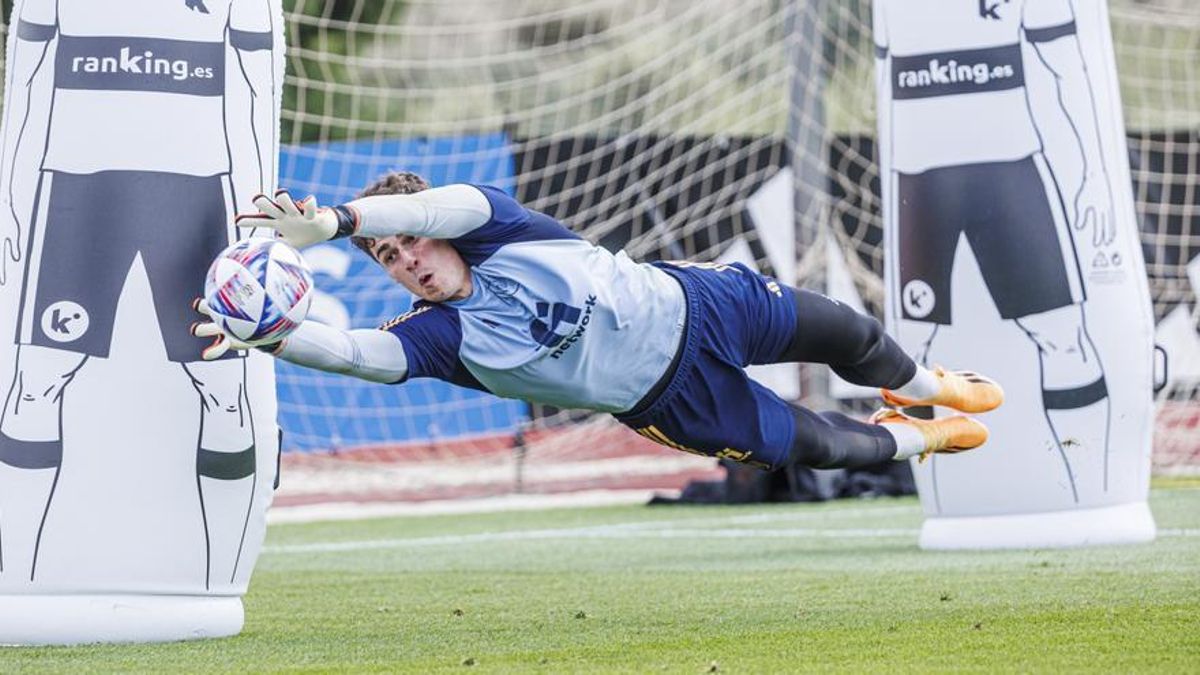 Kepa Arrizabalaga, durante el entrenamiento de la selección en Las Rozas, este sábado.