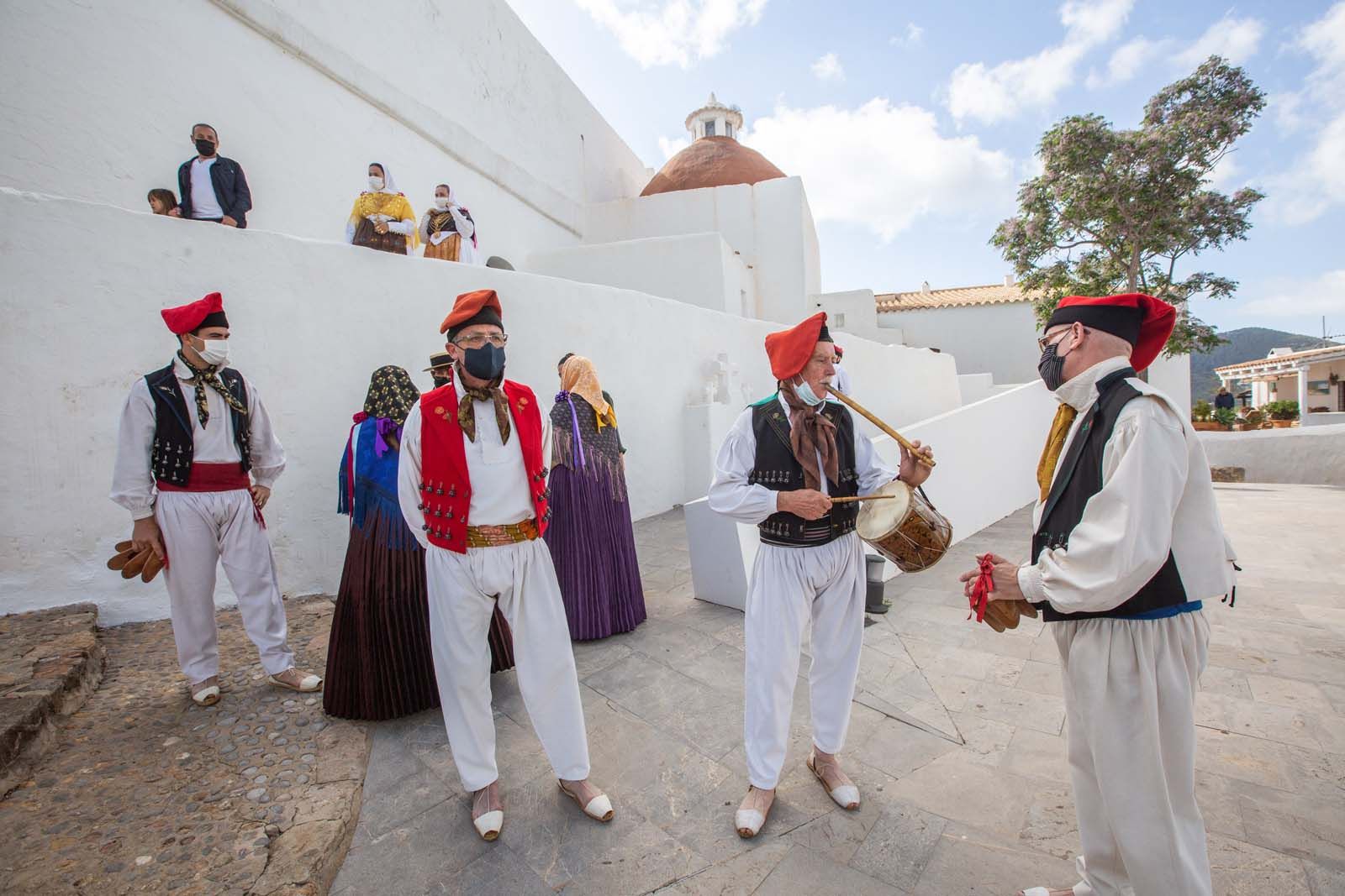 Santa Eulària celebra «un poquito» el ‘Anar a maig’