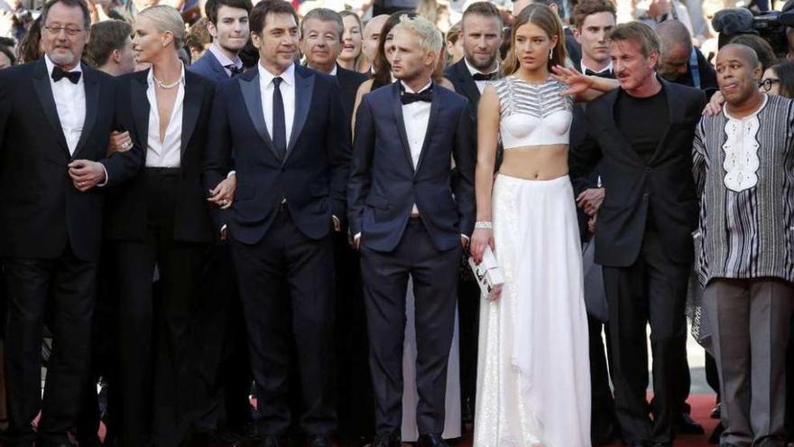 Sean Penn, con Adele Exarchopoulos, Javier Bardem, Charlize Teron y Jean Reno, ayer, en Cannes.