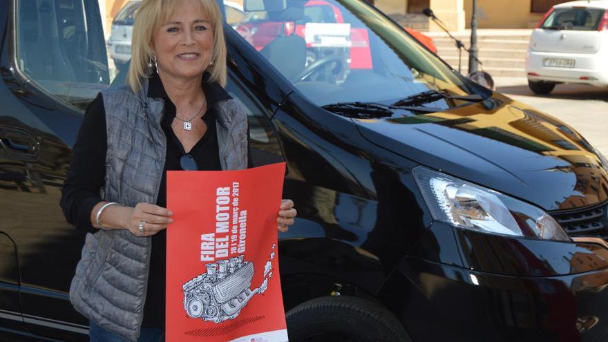 La regidora Maria Ángels Sallés amb el cartell de la Fira del Motor