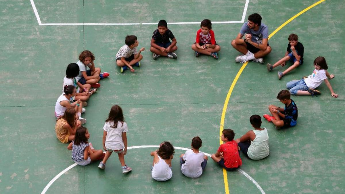 Un grupo de alumnos realizan una actividad extraescolar, en un colegio de Barcelona.