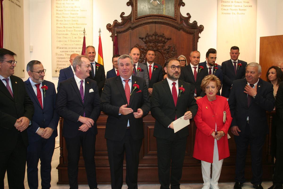 El presidente del Paso Encarnado, Alberto Secada, junto al resto de presidentes de las cofradías de Semana Santa invitaba en la Sala de Cabildos a la ciudad a participar en la ‘Procesión del Silencio’ de este Jueves Santo.