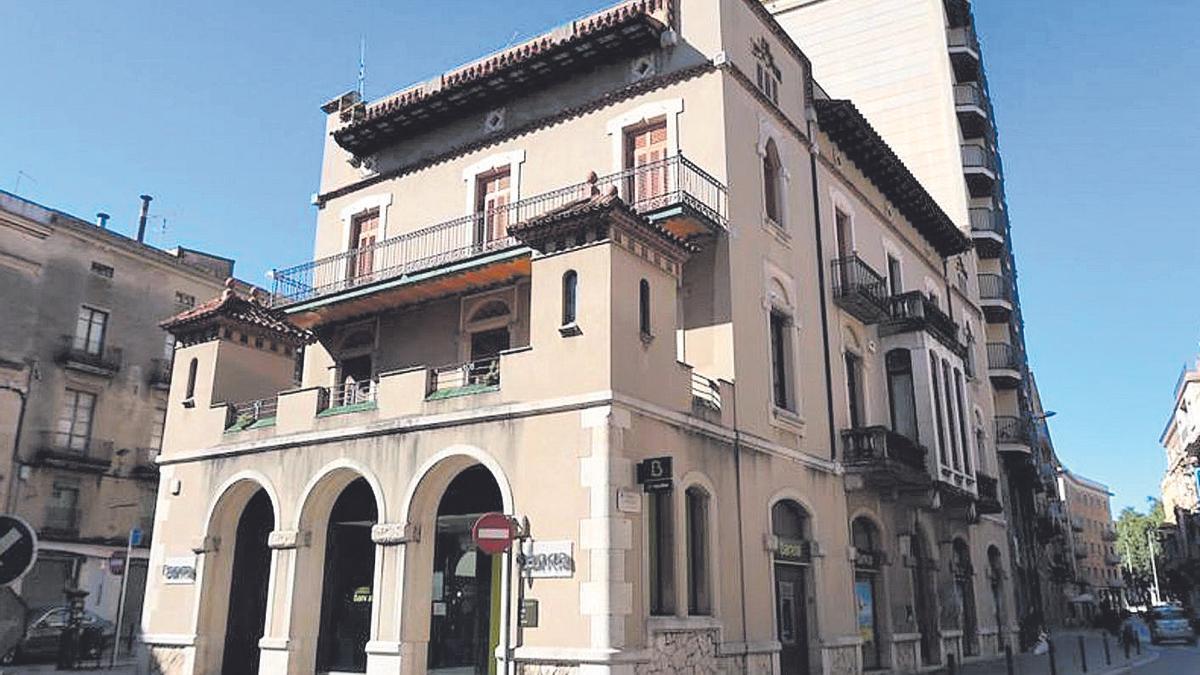 L’edifici modernista del carrer Monturiol, número 10, on visqué Salvador Dalí.