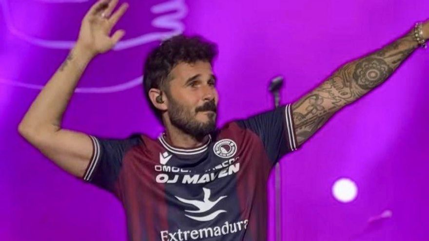 Beret y Antoñito Molina emocionan al público con dos vibrantes actuaciones en Almendralejo