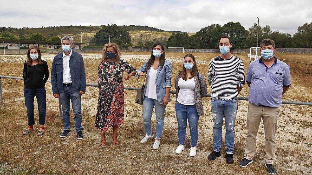 Carmela Silva y el diputado de Cooperación, ayer, con la alcaldesa y miembros del gobierno local.