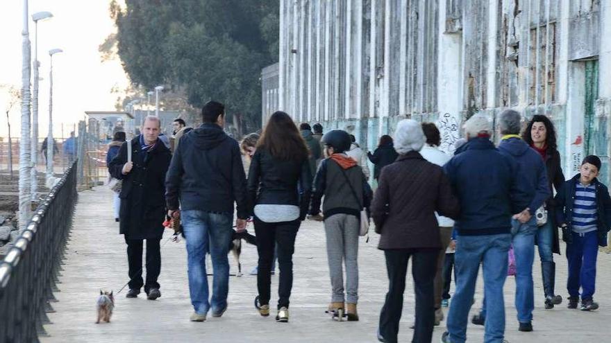 Vecinos paseando por O Salgueirón. // Gonzalo Núñez