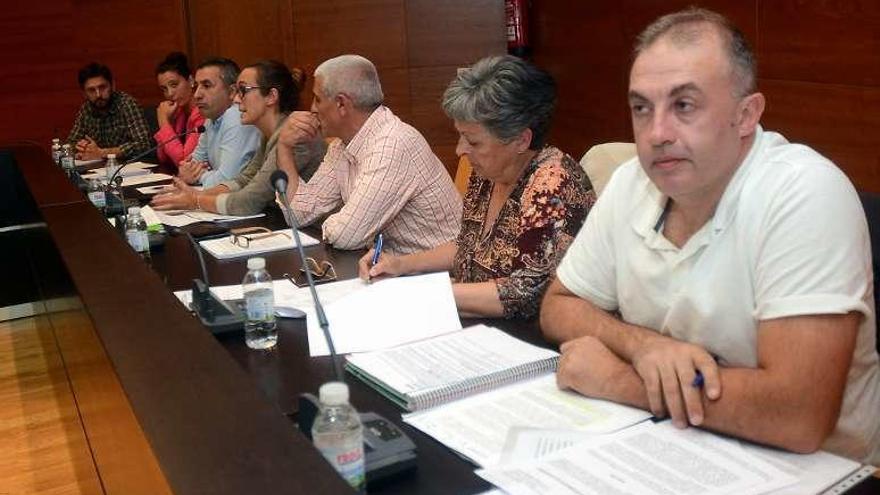 Agís, ayer, al lado de los concejales del grupo de gobierno.// R. Vázquez