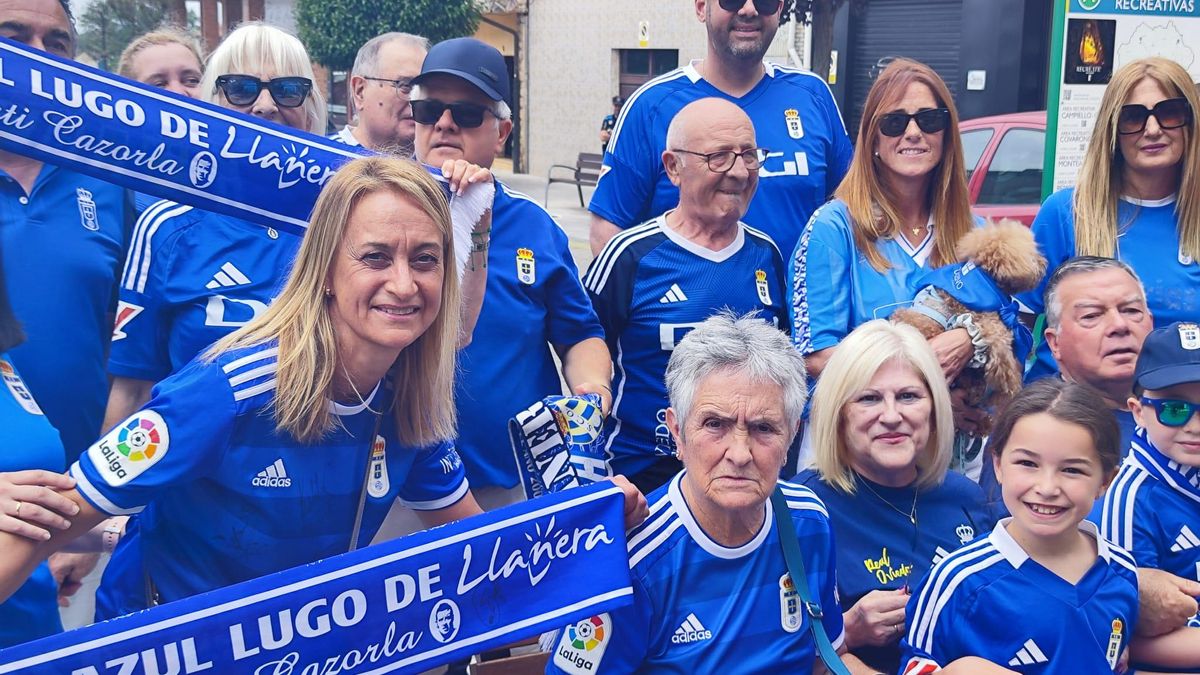 Varios de los asistentes a la "quedada azul" en Lugo de Llanera.