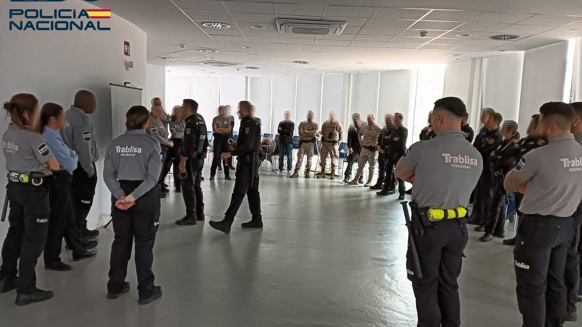 En el curso participaron policías y vigilantes de seguridad.