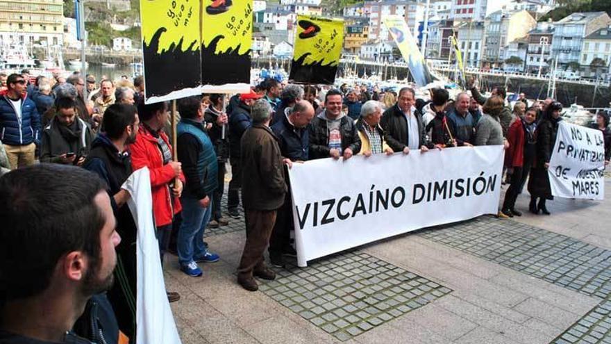 Movilización en Luarca contra la planta de cría de mejillones.